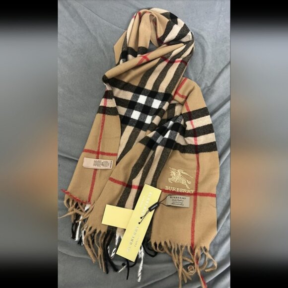 Classic Cashmere Burberry Scarf - Picture 3 of 4